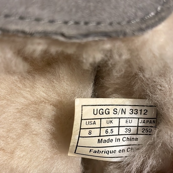 UGG Ansley Gray Moccasin Slippers. Good used condition. Size 8. See photos. - Picture 7 of 7